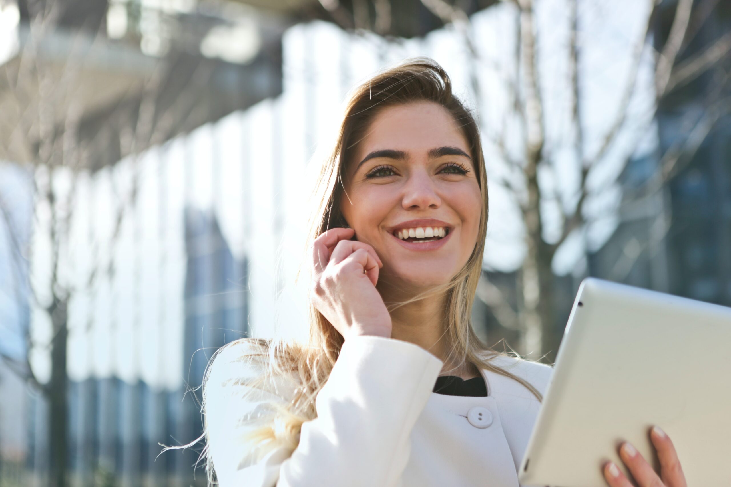 9 significados cuando una mujer te mira y se ríe cada vez que te ve